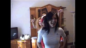 grup studenti dezlantuiti excitati petrecere