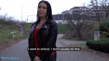 Bruneta abordata strada platita mearga hotel