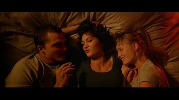 Trei straini impart acelasi