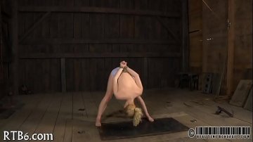 Blonda amatoare sado-maso