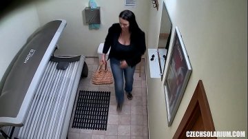 Tanara filmata ascuns solarul bronzat.