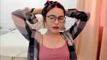 Asiatica ochelarista freaca pizda facand videochat