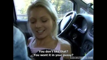 blonda surprinsa timp masturbeaza strada