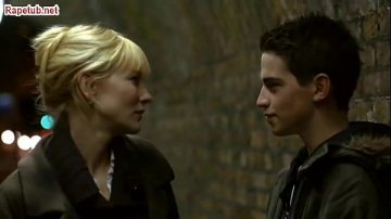 Studenta face streaptise pentru bani