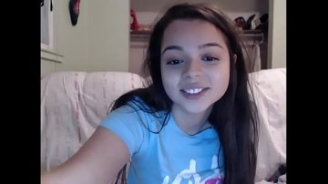 Bruneta forme joaca vibratorul