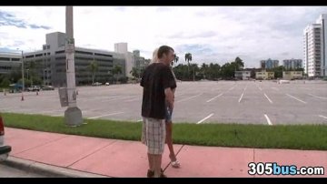 Blonda fierbinte pregateste faca salbatic