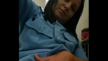 Politista masturbeaza sectie