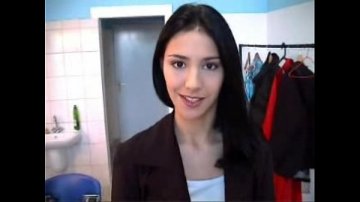 Bruneta joaca dildo pasarica