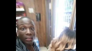 cuplu incinge partida sezlong piscina