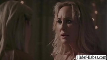 Milf blonda fututa salbatic canapea