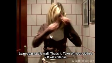 masturbeaza intr-o baie publica